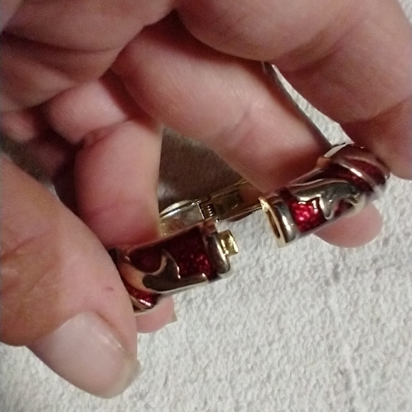 Goldtone red enamel hinged bracelet - Picture 2 of 4